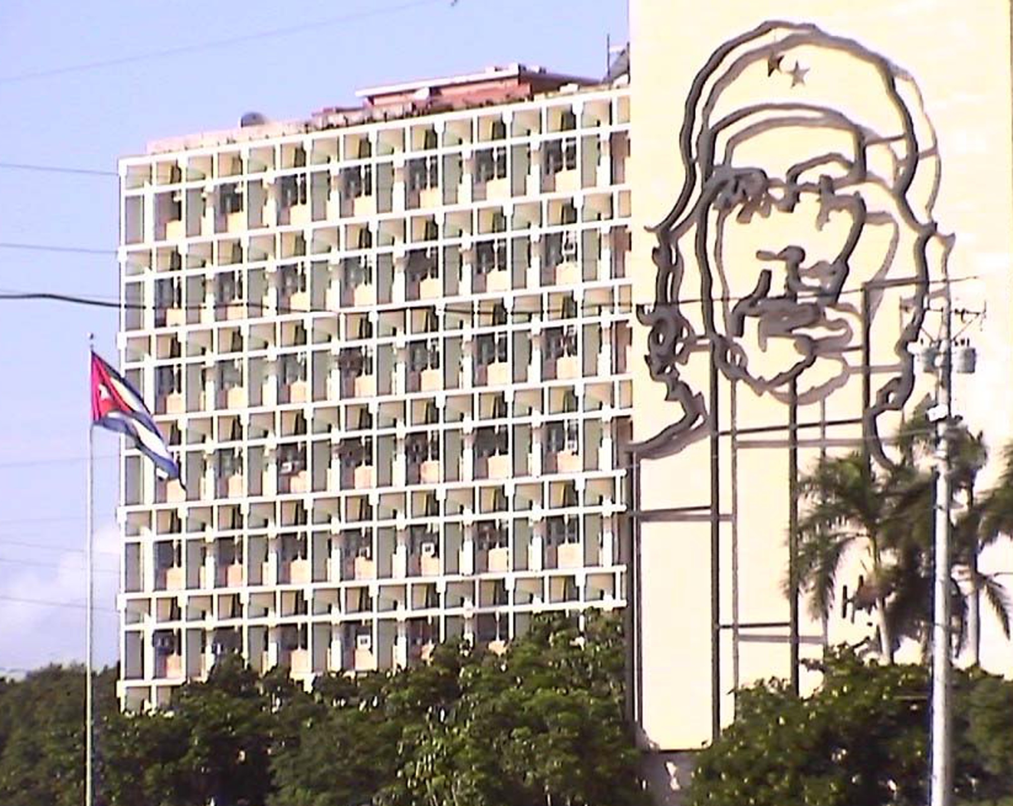 Havana building with Che Guevara's steel portrait and a Cuban flag